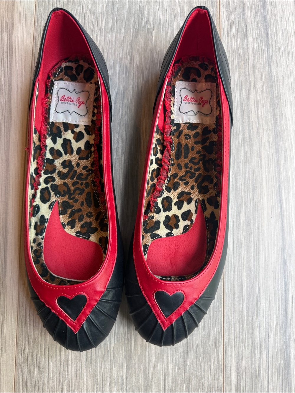 NWB Bettie Paige Women's Frances Red/Black Flats Size 10